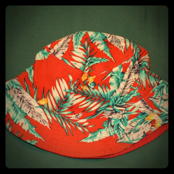 Red tropical style hat - Picture 1 of 3